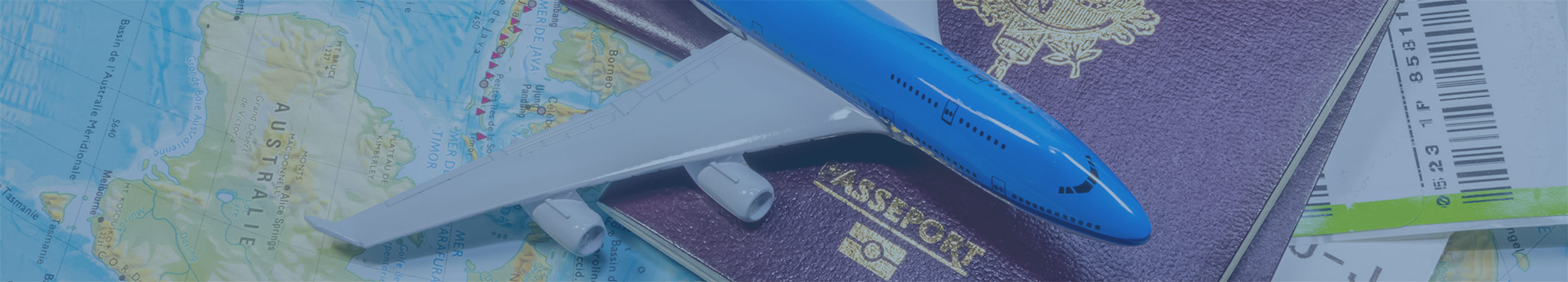 Podróże - mapa, paszport, bilet i samolot-zabawka